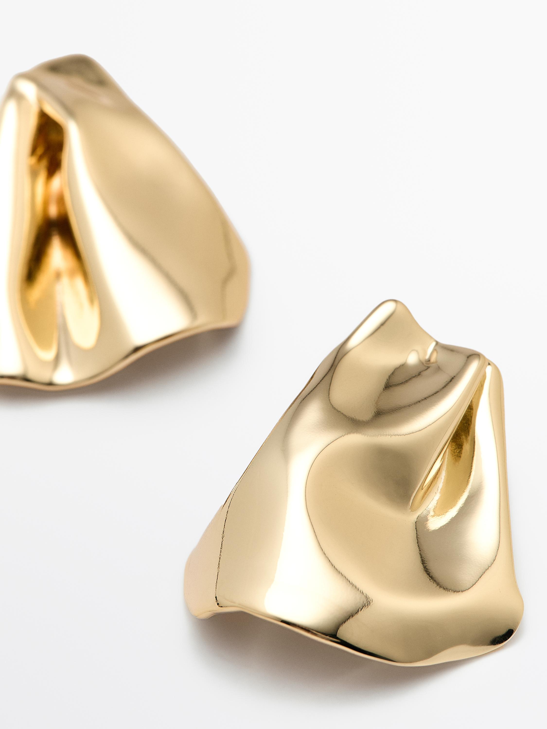 Medium-sized earrings with pleats